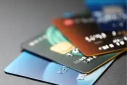 Karta kredytowa bez opłaty rocznej – jak działa i dla kogo to się opłaca?